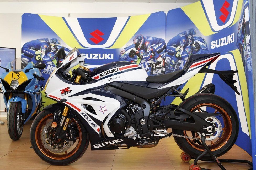 Moto - News: Suzuki Italia consegna a Lucchinelli ed Uncini la GSX-R1000R Legend Edition