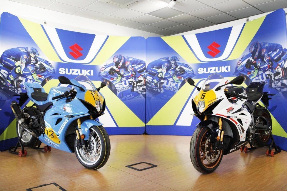Moto - News: Suzuki Italia consegna a Lucchinelli ed Uncini la GSX-R1000R Legend Edition