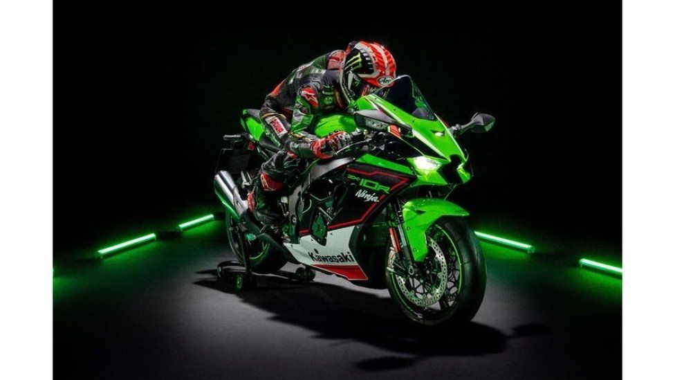Moto - News: Kawasaki Ninja ZX-10R  e RR 2021: una belva per soli (500) 'manici' 