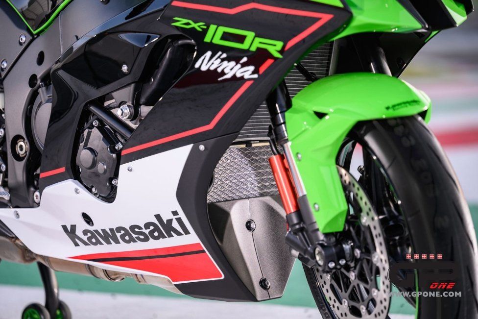 Moto - News: Kawasaki Ninja ZX-10R  e RR 2021: una belva per soli (500) 'manici' 