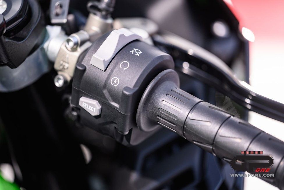 Moto - News: Kawasaki Ninja ZX-10R  e RR 2021: una belva per soli (500) 'manici' 