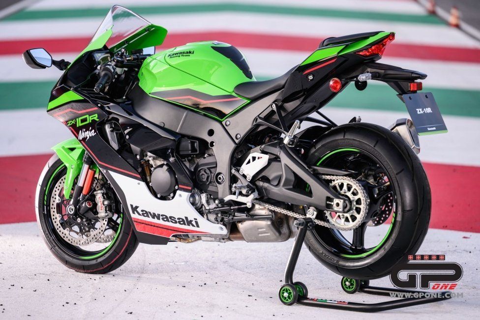 Moto - News: Kawasaki Ninja ZX-10R  e RR 2021: una belva per soli (500) 'manici' 