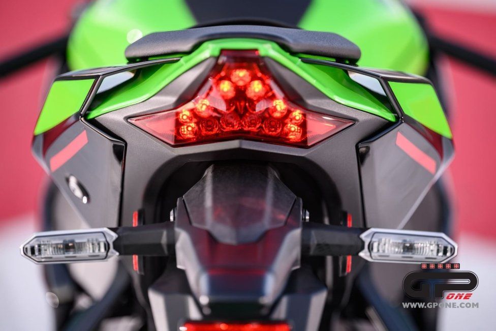 Moto - News: Kawasaki Ninja ZX-10R  e RR 2021: una belva per soli (500) 'manici' 