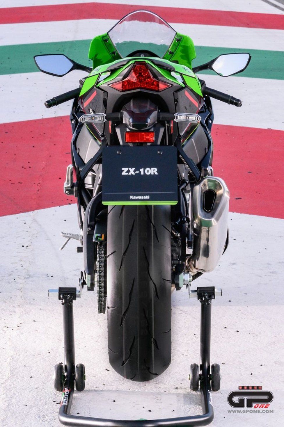 Moto - News: Kawasaki Ninja ZX-10R  e RR 2021: una belva per soli (500) 'manici' 