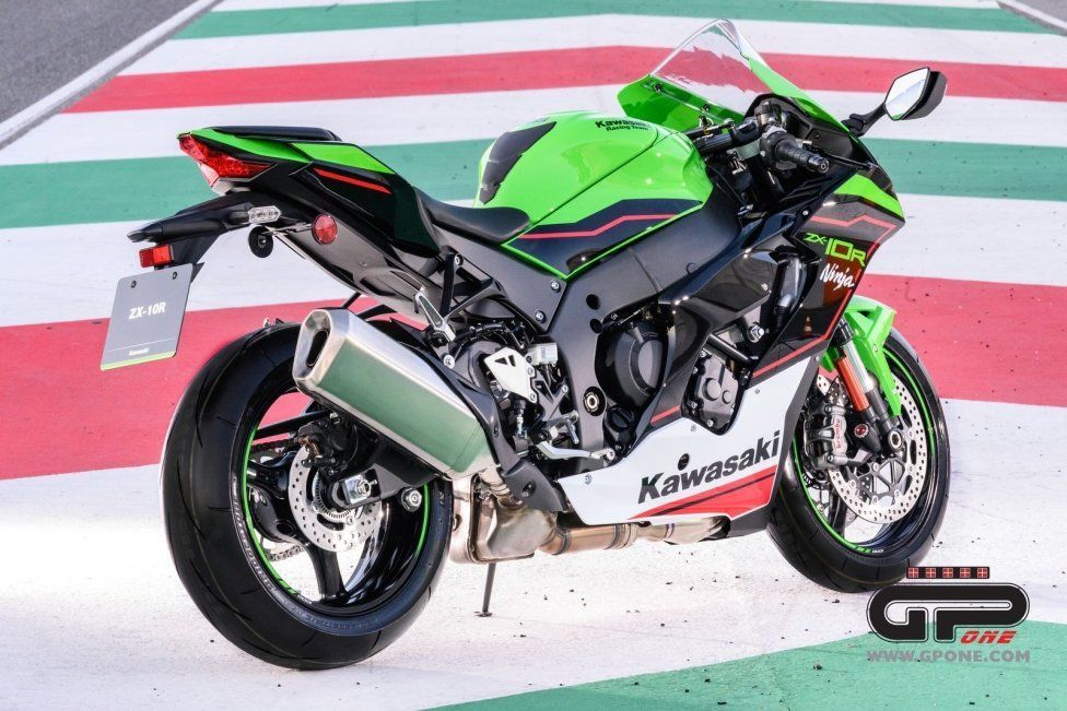Moto - News: Kawasaki Ninja ZX-10R  e RR 2021: una belva per soli (500) 'manici' 
