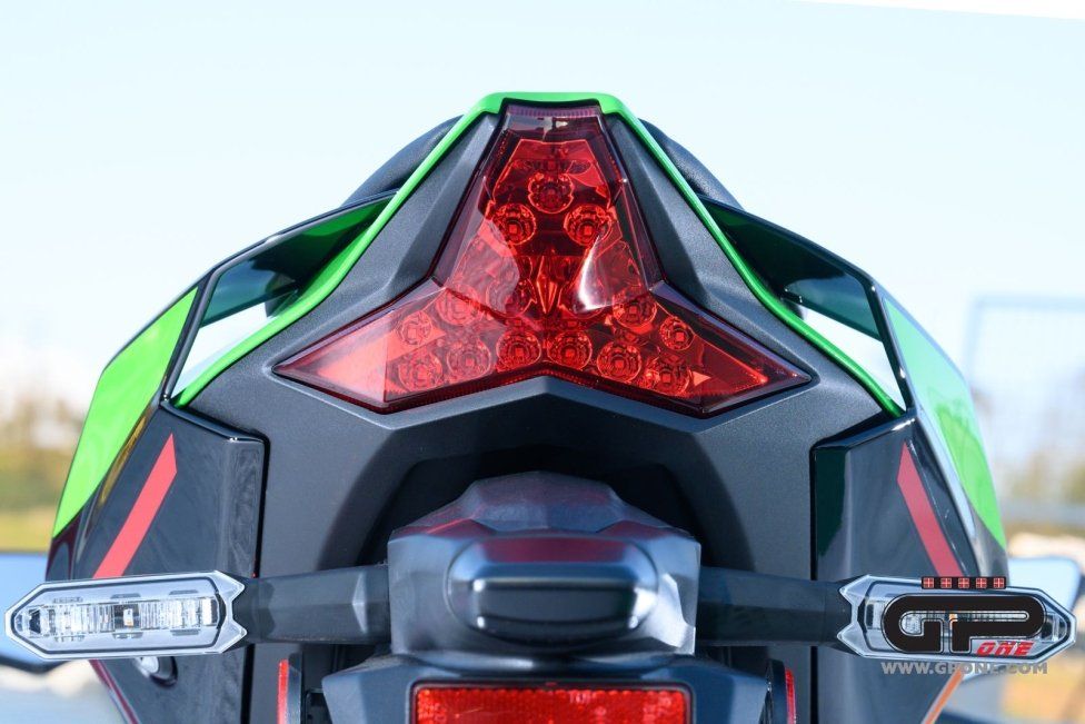 Moto - News: Kawasaki Ninja ZX-10R  e RR 2021: una belva per soli (500) 'manici' 