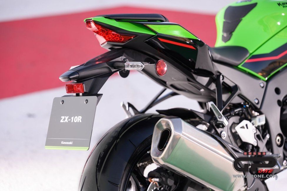Moto - News: Kawasaki Ninja ZX-10R  e RR 2021: una belva per soli (500) 'manici' 