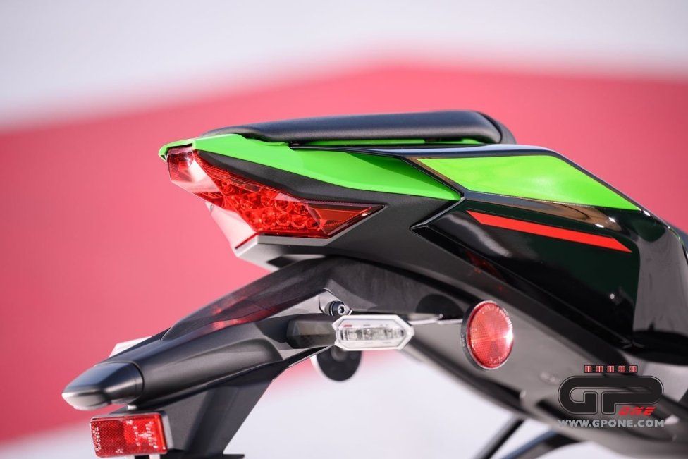 Moto - News: Kawasaki Ninja ZX-10R  e RR 2021: una belva per soli (500) 'manici' 