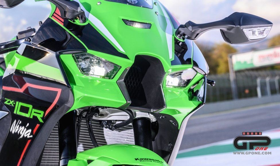 Moto - News: Kawasaki Ninja ZX-10R  e RR 2021: una belva per soli (500) 'manici' 
