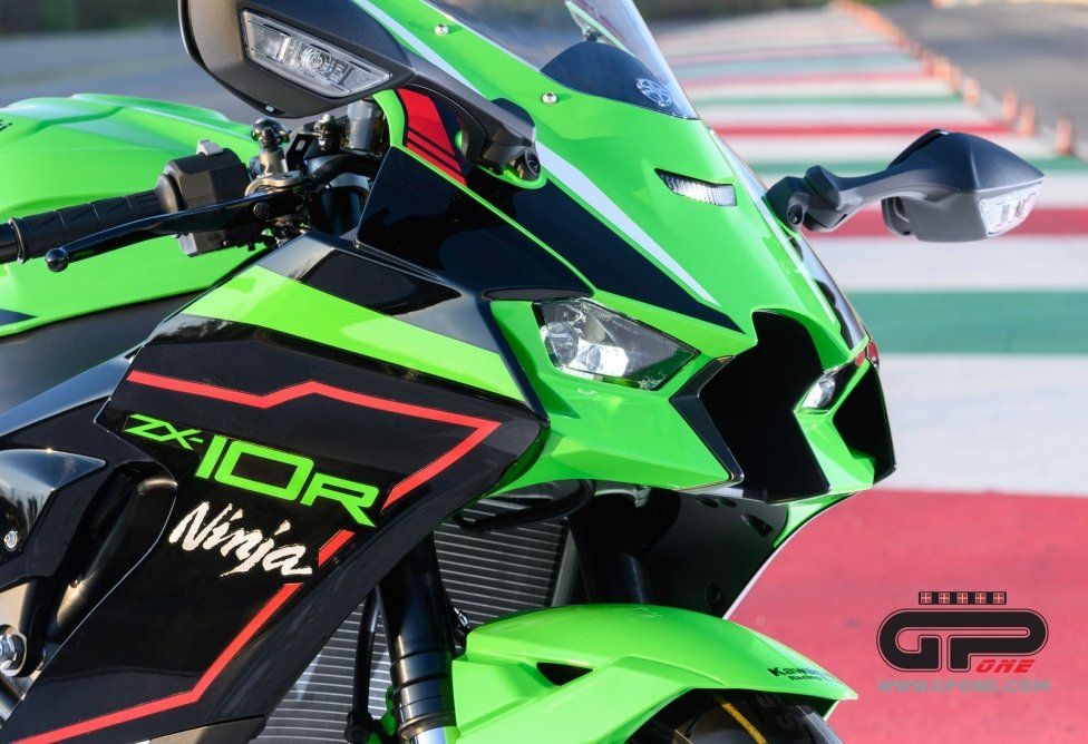 Moto - News: Kawasaki Ninja ZX-10R  e RR 2021: una belva per soli (500) 'manici' 