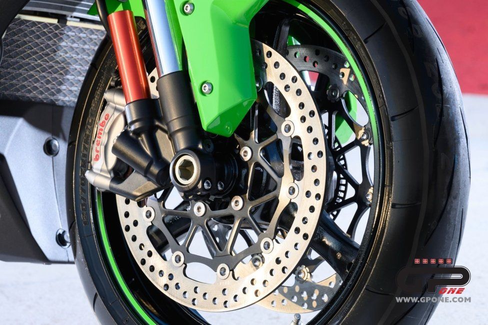 Moto - News: Kawasaki Ninja ZX-10R  e RR 2021: una belva per soli (500) 'manici' 