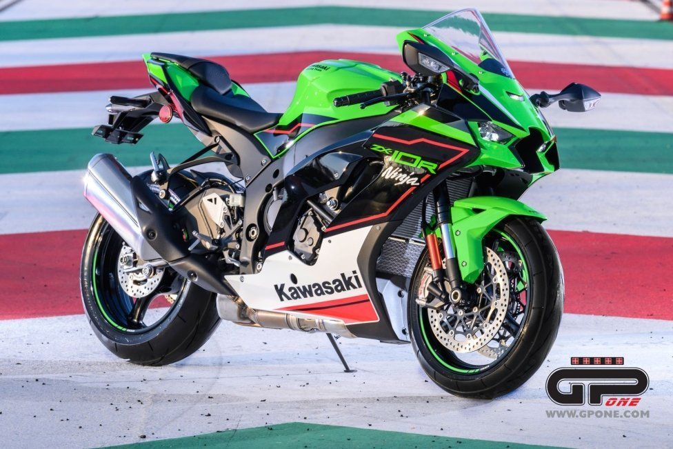 Moto - News: Kawasaki Ninja ZX-10R  e RR 2021: una belva per soli (500) 'manici' 