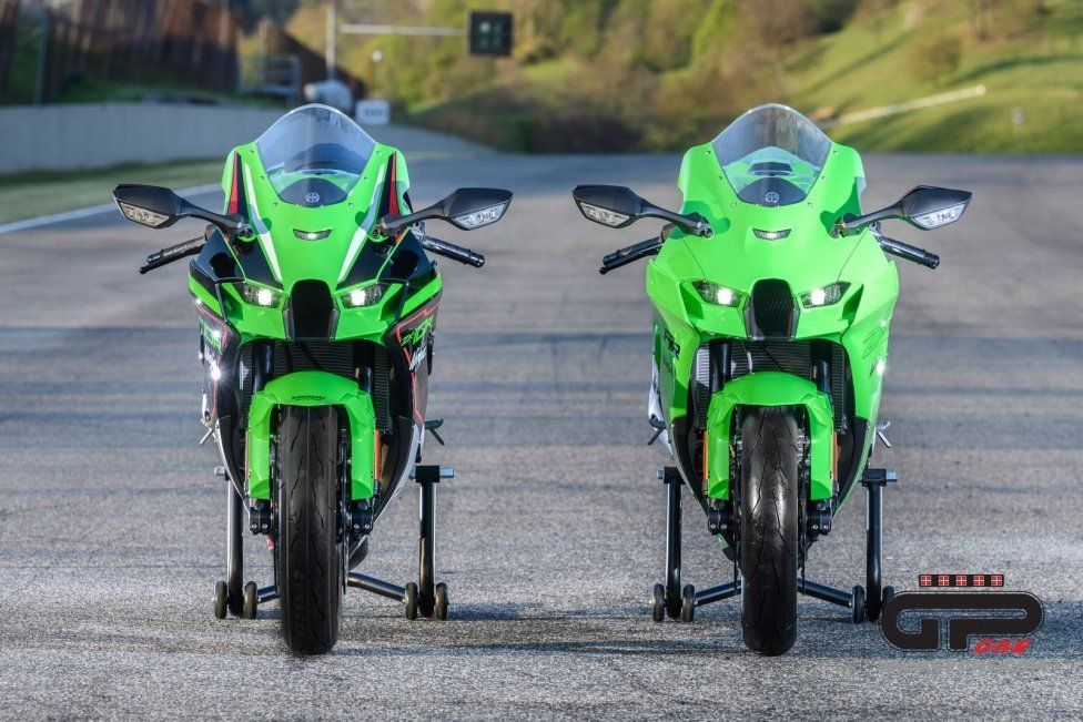 Moto - News: Kawasaki Ninja ZX-10R  e RR 2021: una belva per soli (500) 'manici' 