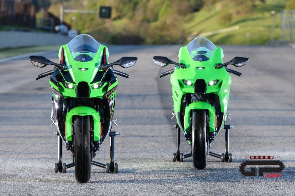 Moto - News: Kawasaki Ninja ZX-10R  e RR 2021: una belva per soli (500) 'manici' 