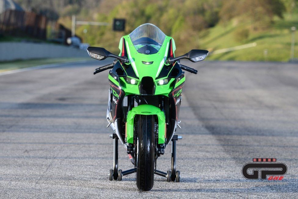 Moto - News: Kawasaki Ninja ZX-10R  e RR 2021: una belva per soli (500) 'manici' 