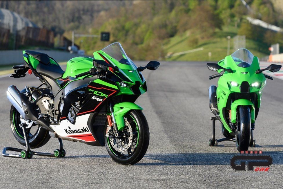 Moto - News: Kawasaki Ninja ZX-10R  e RR 2021: una belva per soli (500) 'manici' 