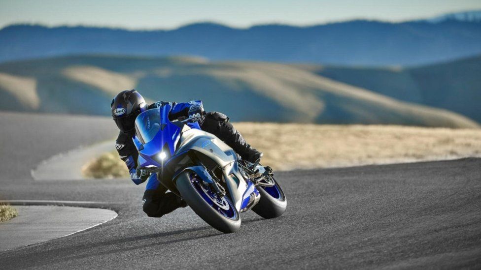 Moto - Gallery: Yamaha R7: giù i veli! Le basteranno 73 cavalli?