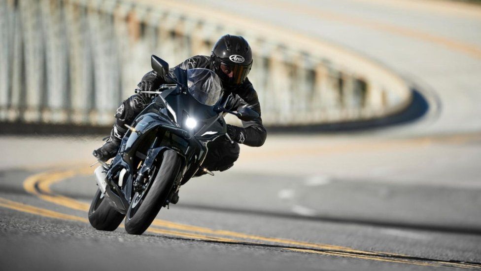 Moto - Gallery: Yamaha R7: giù i veli! Le basteranno 73 cavalli?
