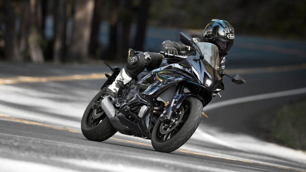 Moto - Gallery: Yamaha R7: giù i veli! Le basteranno 73 cavalli?