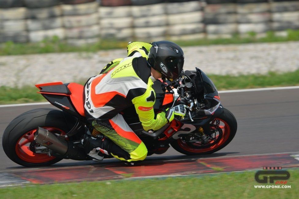 Moto - Test: Prova video Aprilia Tuono V4 Factory 2021: CAMPIONESSA DEI PESI MASSIMI