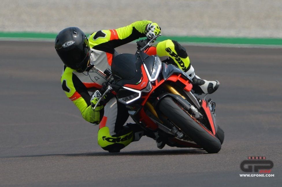 Moto - Test: Prova video Aprilia Tuono V4 Factory 2021: CAMPIONESSA DEI PESI MASSIMI