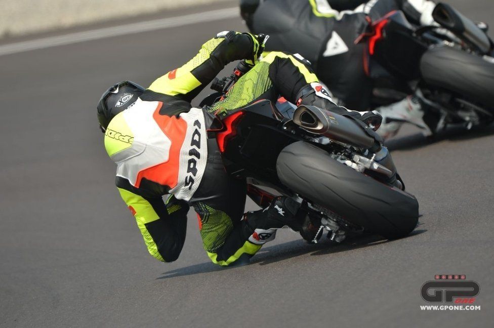 Moto - Test: Prova video Aprilia Tuono V4 Factory 2021: CAMPIONESSA DEI PESI MASSIMI