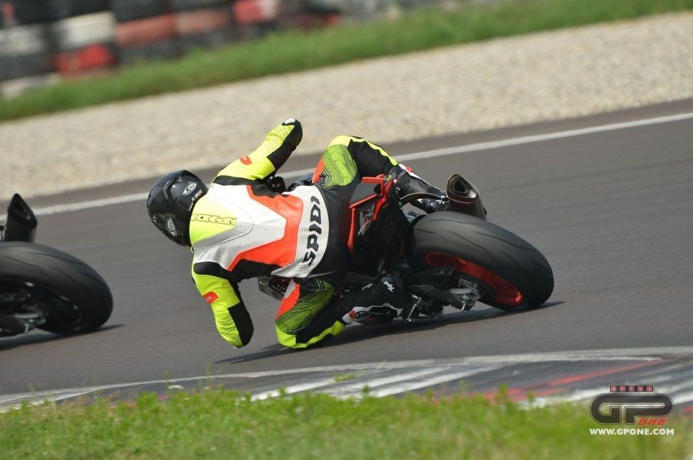 Moto - Test: Prova video Aprilia Tuono V4 Factory 2021: CAMPIONESSA DEI PESI MASSIMI