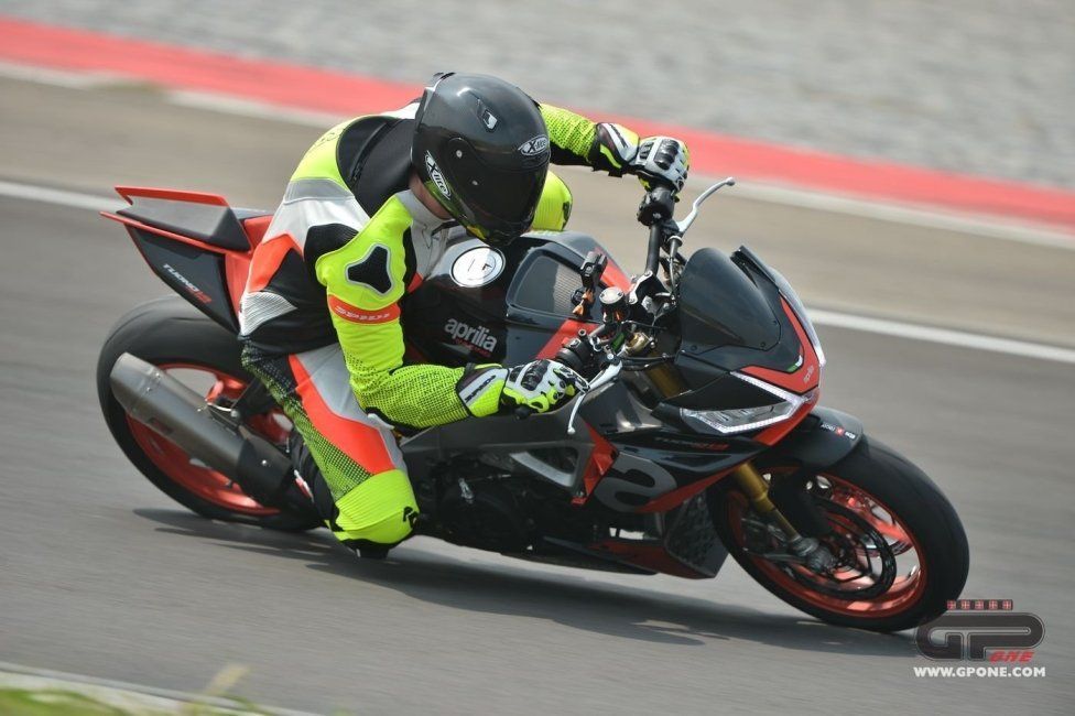 Moto - Test: Prova video Aprilia Tuono V4 Factory 2021: CAMPIONESSA DEI PESI MASSIMI