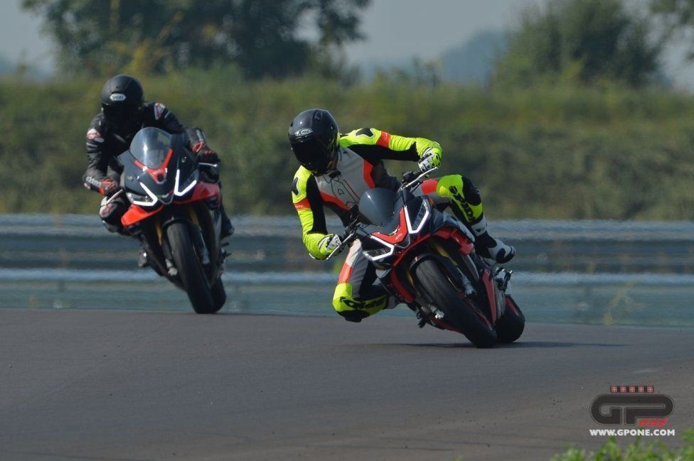 Moto - Test: Prova video Aprilia Tuono V4 Factory 2021: CAMPIONESSA DEI PESI MASSIMI