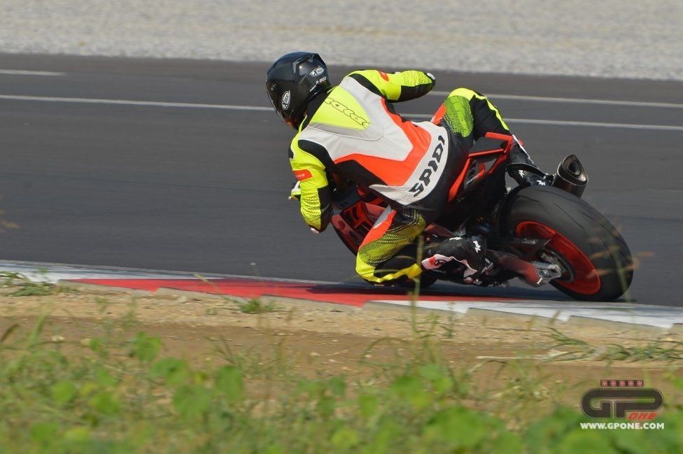 Moto - Test: Prova video Aprilia Tuono V4 Factory 2021: CAMPIONESSA DEI PESI MASSIMI
