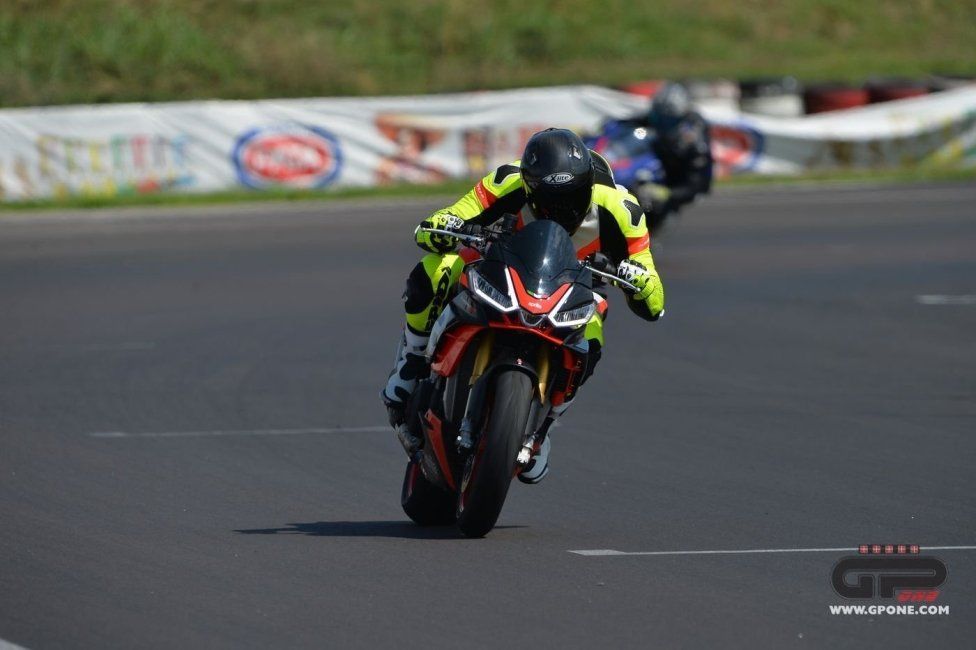 Moto - Test: Prova video Aprilia Tuono V4 Factory 2021: CAMPIONESSA DEI PESI MASSIMI