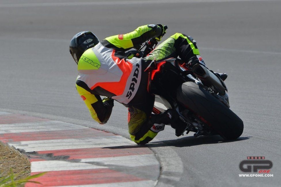 Moto - Test: Prova video Aprilia Tuono V4 Factory 2021: CAMPIONESSA DEI PESI MASSIMI