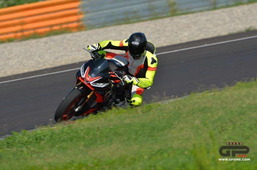 Moto - Test: Prova video Aprilia Tuono V4 Factory 2021: CAMPIONESSA DEI PESI MASSIMI