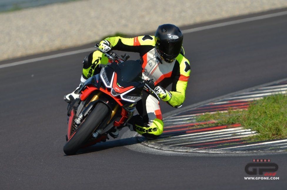 Moto - Test: Prova video Aprilia Tuono V4 Factory 2021: CAMPIONESSA DEI PESI MASSIMI
