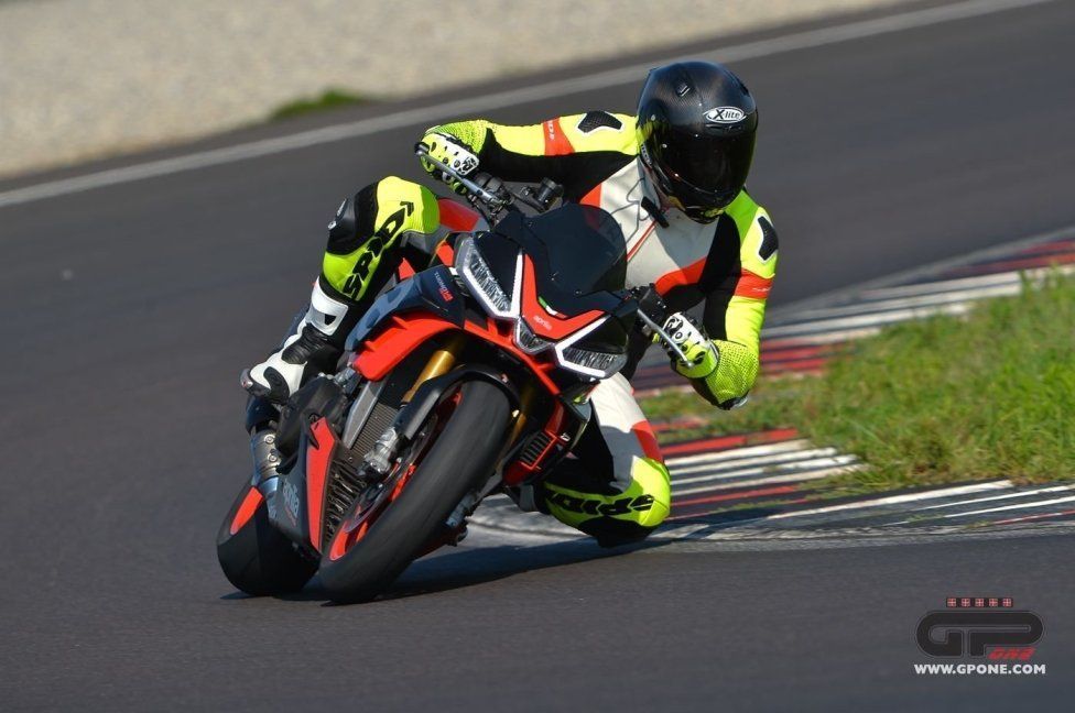 Moto - Test: Prova video Aprilia Tuono V4 Factory 2021: CAMPIONESSA DEI PESI MASSIMI