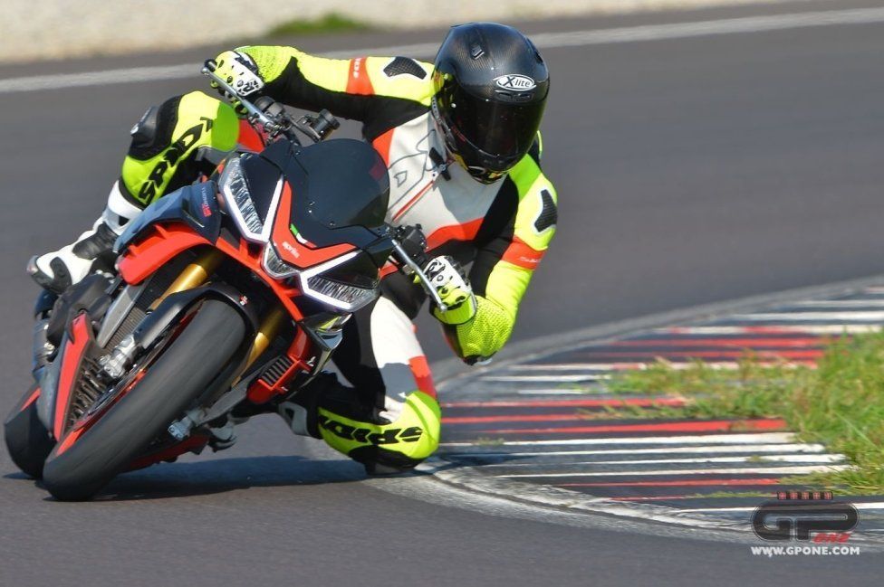 Moto - Test: Prova video Aprilia Tuono V4 Factory 2021: CAMPIONESSA DEI PESI MASSIMI