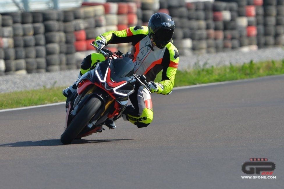 Moto - Test: Prova video Aprilia Tuono V4 Factory 2021: CAMPIONESSA DEI PESI MASSIMI