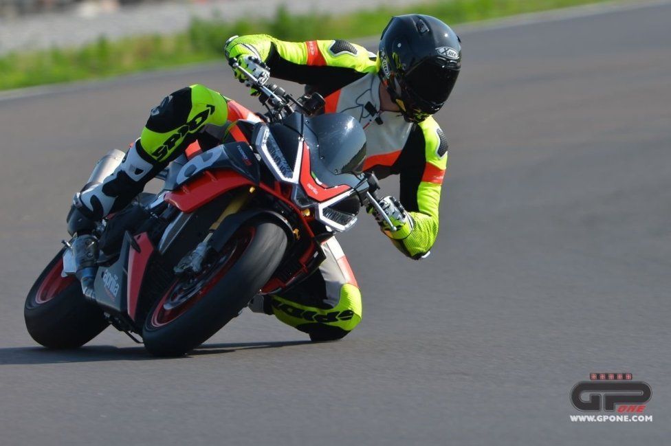 Moto - Test: Prova video Aprilia Tuono V4 Factory 2021: CAMPIONESSA DEI PESI MASSIMI