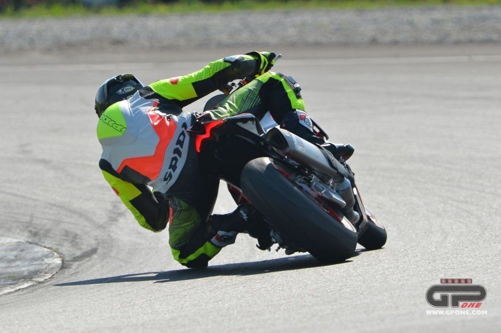 Moto - Test: Prova video Aprilia Tuono V4 Factory 2021: CAMPIONESSA DEI PESI MASSIMI