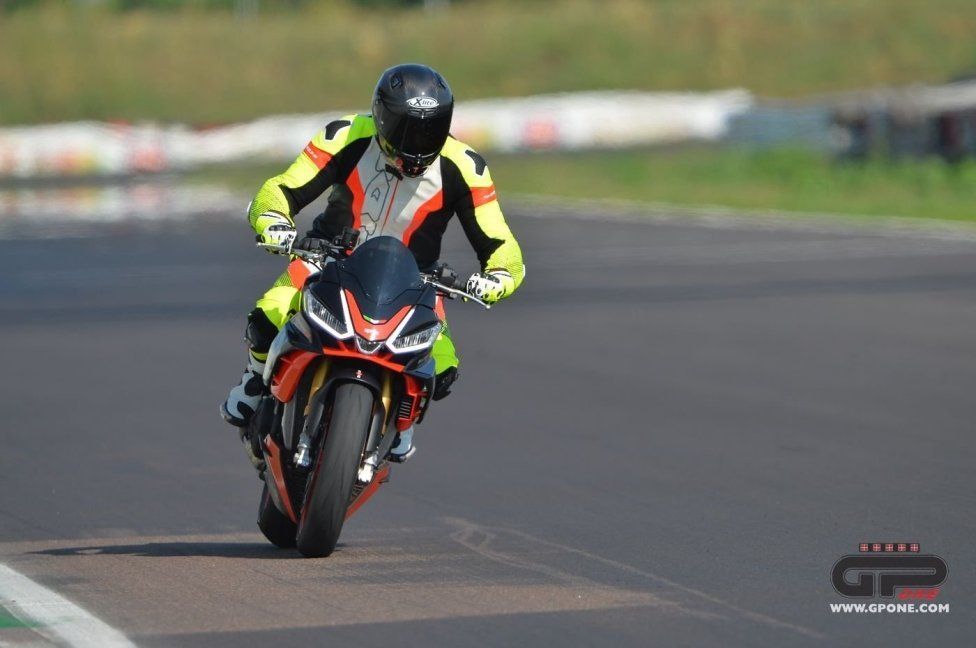 Moto - Test: Prova video Aprilia Tuono V4 Factory 2021: CAMPIONESSA DEI PESI MASSIMI