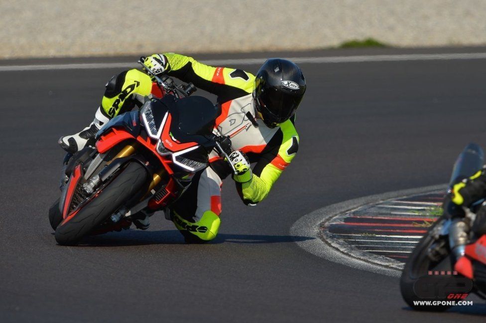 Moto - Test: Prova video Aprilia Tuono V4 Factory 2021: CAMPIONESSA DEI PESI MASSIMI