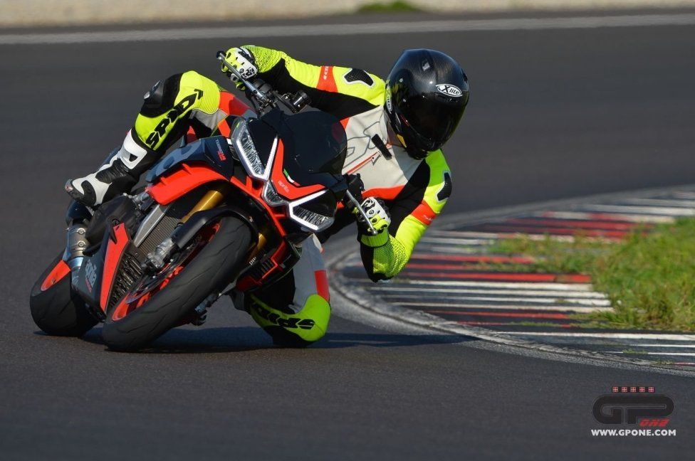 Moto - Test: Prova video Aprilia Tuono V4 Factory 2021: CAMPIONESSA DEI PESI MASSIMI