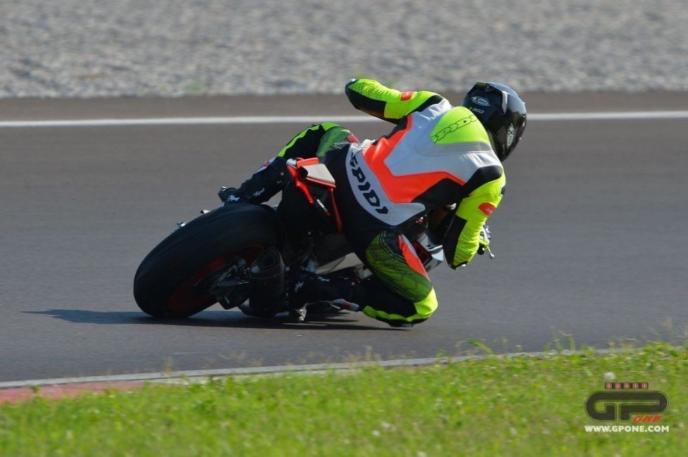 Moto - Test: Prova video Aprilia Tuono V4 Factory 2021: CAMPIONESSA DEI PESI MASSIMI