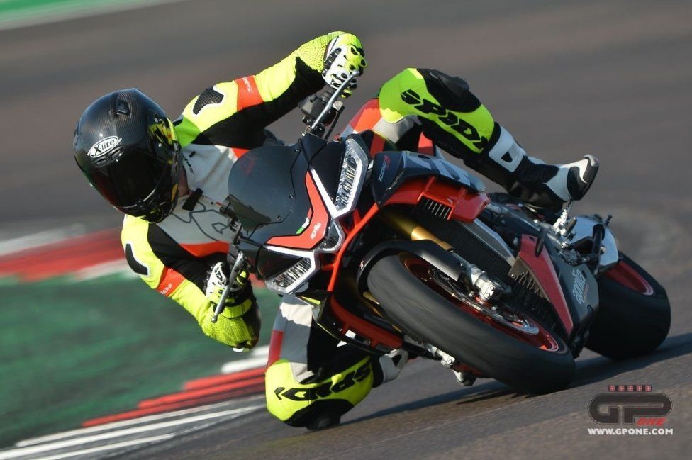 Moto - Test: Prova video Aprilia Tuono V4 Factory 2021: CAMPIONESSA DEI PESI MASSIMI