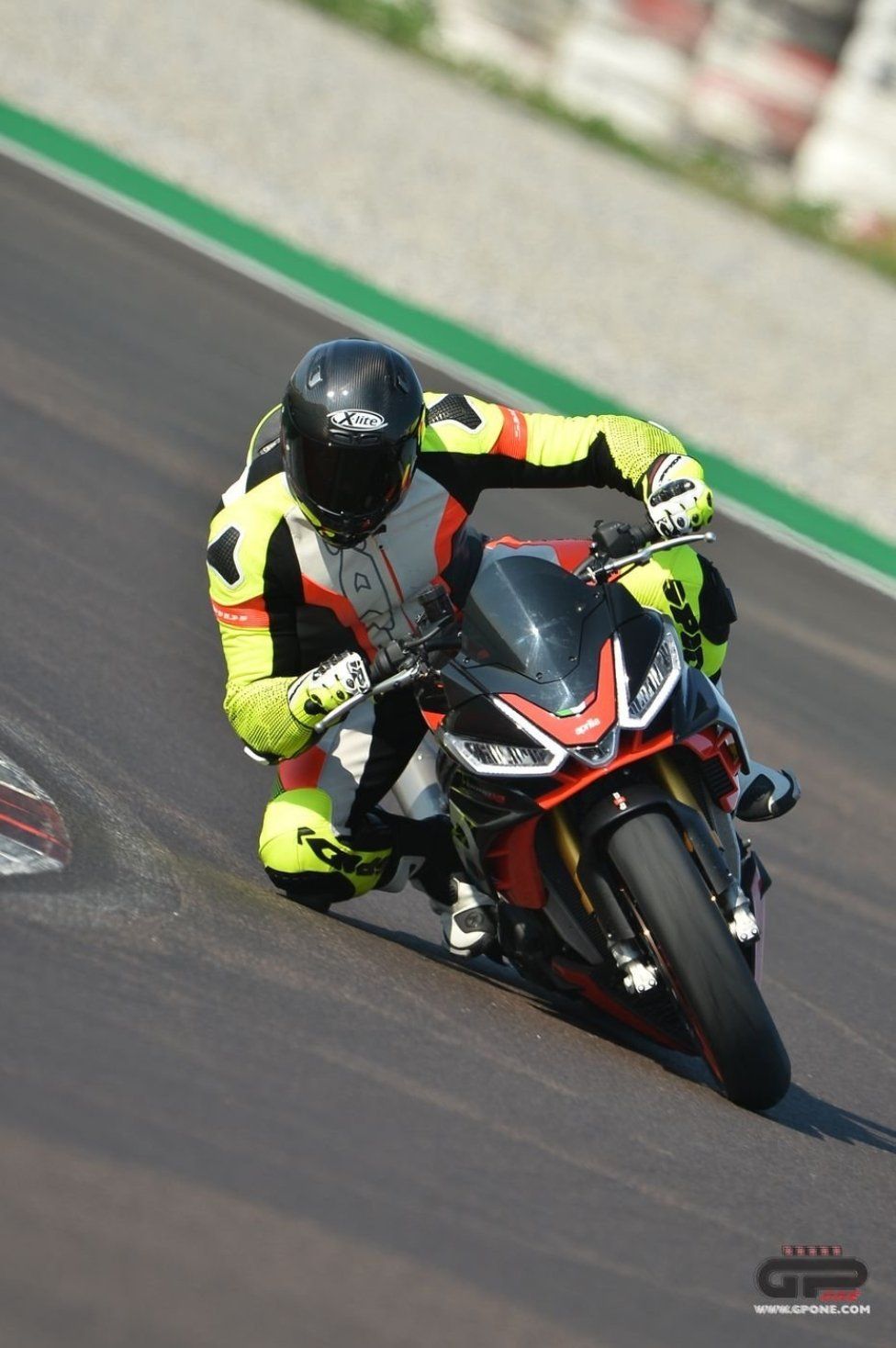 Moto - Test: Prova video Aprilia Tuono V4 Factory 2021: CAMPIONESSA DEI PESI MASSIMI