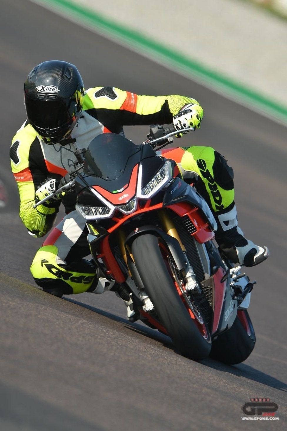 Moto - Test: Prova video Aprilia Tuono V4 Factory 2021: CAMPIONESSA DEI PESI MASSIMI