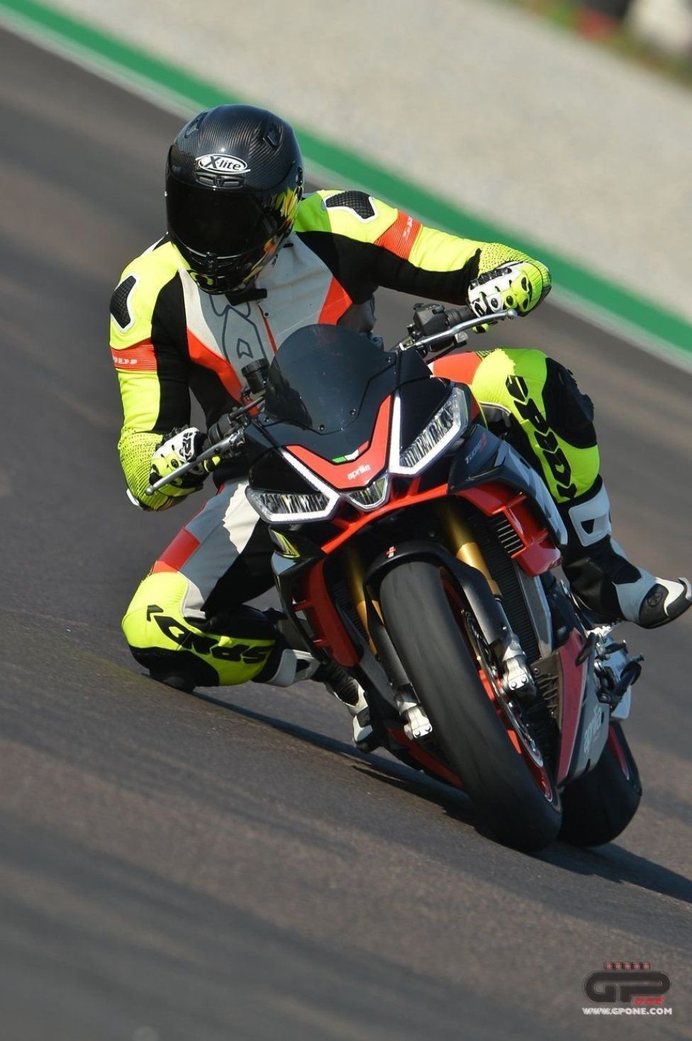 Moto - Test: Prova video Aprilia Tuono V4 Factory 2021: CAMPIONESSA DEI PESI MASSIMI