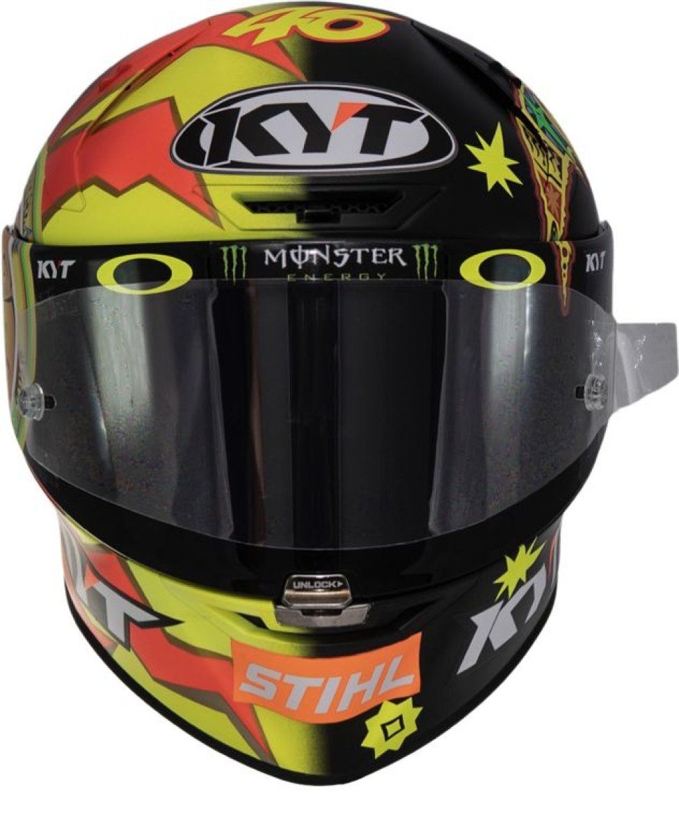 MotoGP: Valentino si fa in 9: i piloti dell’Academy a Valencia con i caschi di Rossi