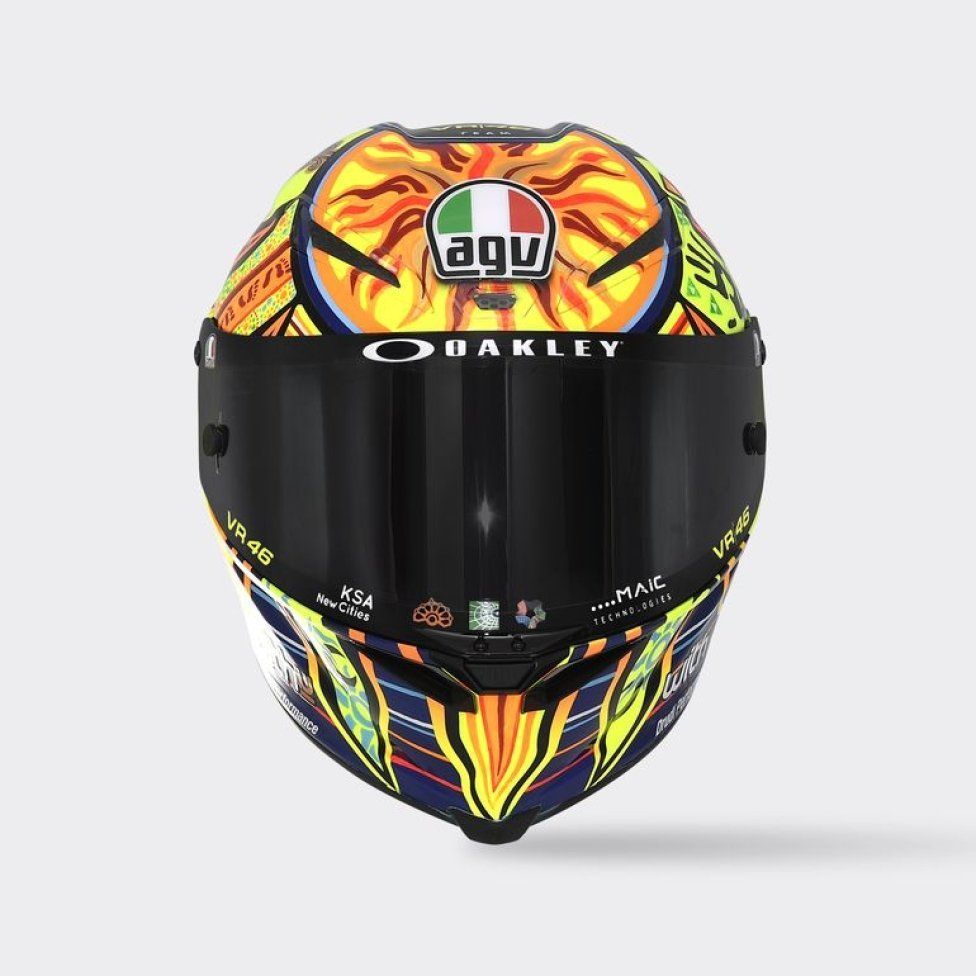 MotoGP: Valentino si fa in 9: i piloti dell’Academy a Valencia con i caschi di Rossi