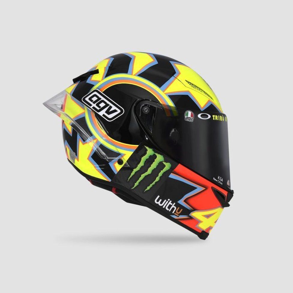 MotoGP: Valentino si fa in 9: i piloti dell’Academy a Valencia con i caschi di Rossi